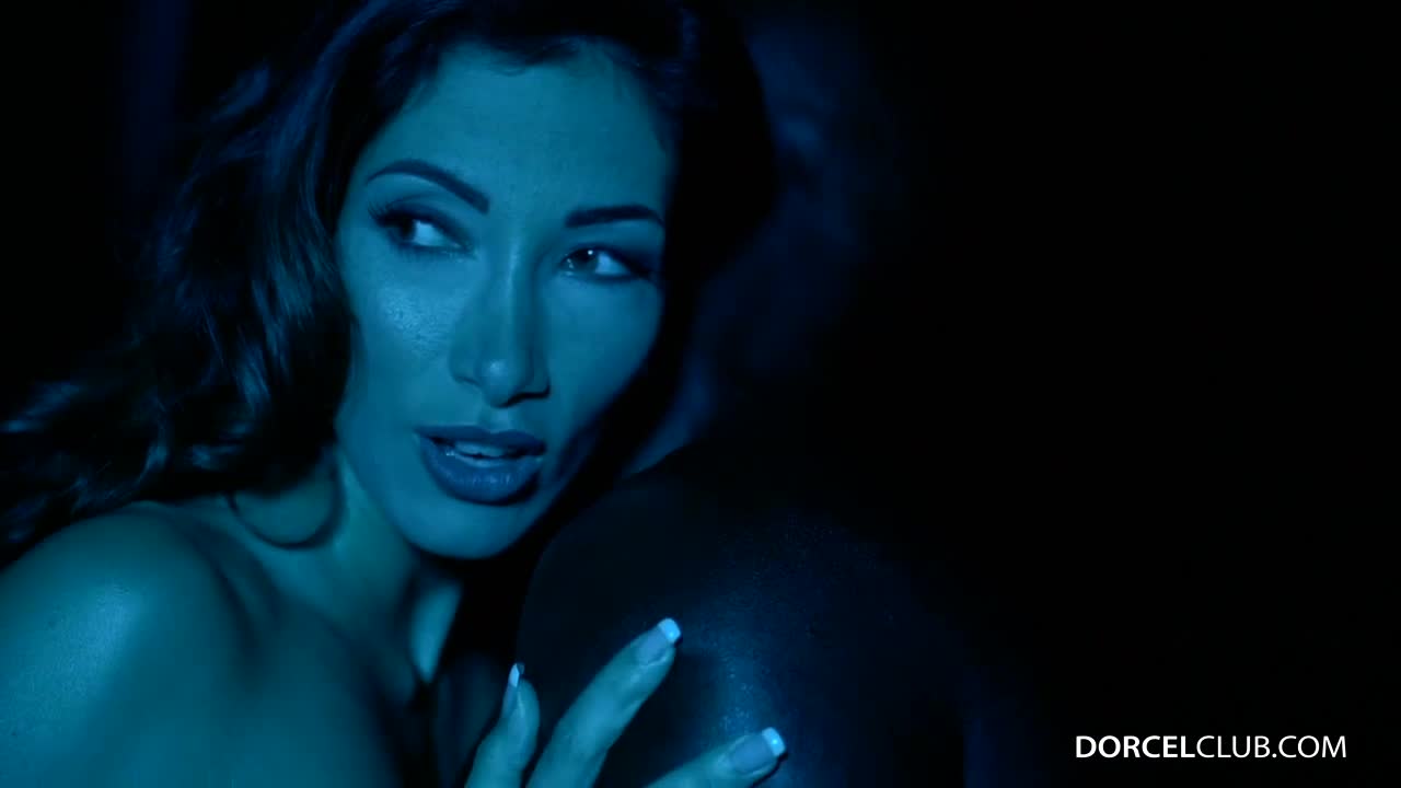 Clea Gaultier is sucking a black big cock in the night - ePornTube