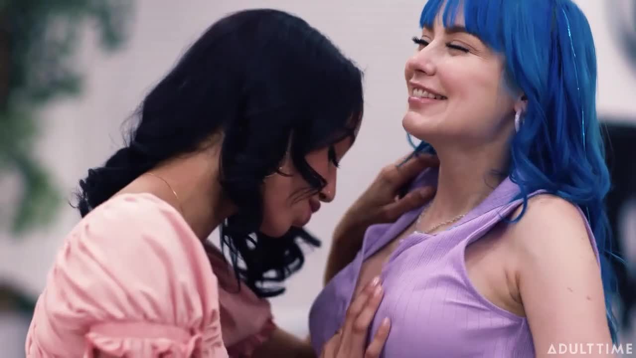 Two slutty hotties Serene Siren and Jewelz Blu love lesbian sex - ePornTube