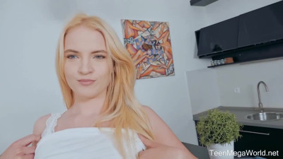 Horny as fuck blonde Jessica Jade likes dick-riding so freaking much