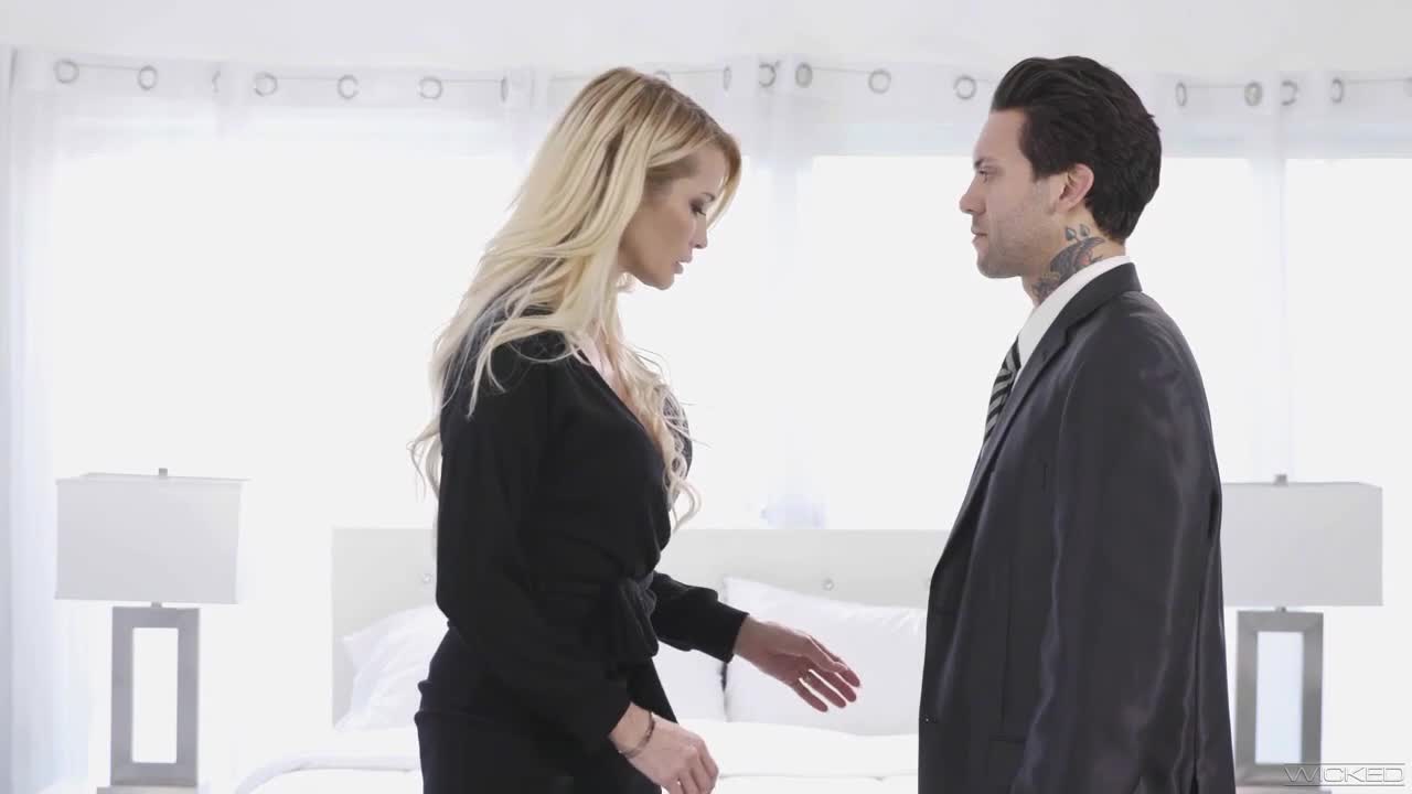 Stylish MILF blonde Jessica Drake screwed by a young big dick