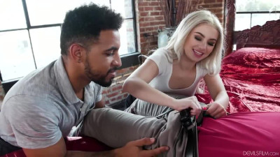 Blonde hottie Aria Banks likes hardcore bisexual sex