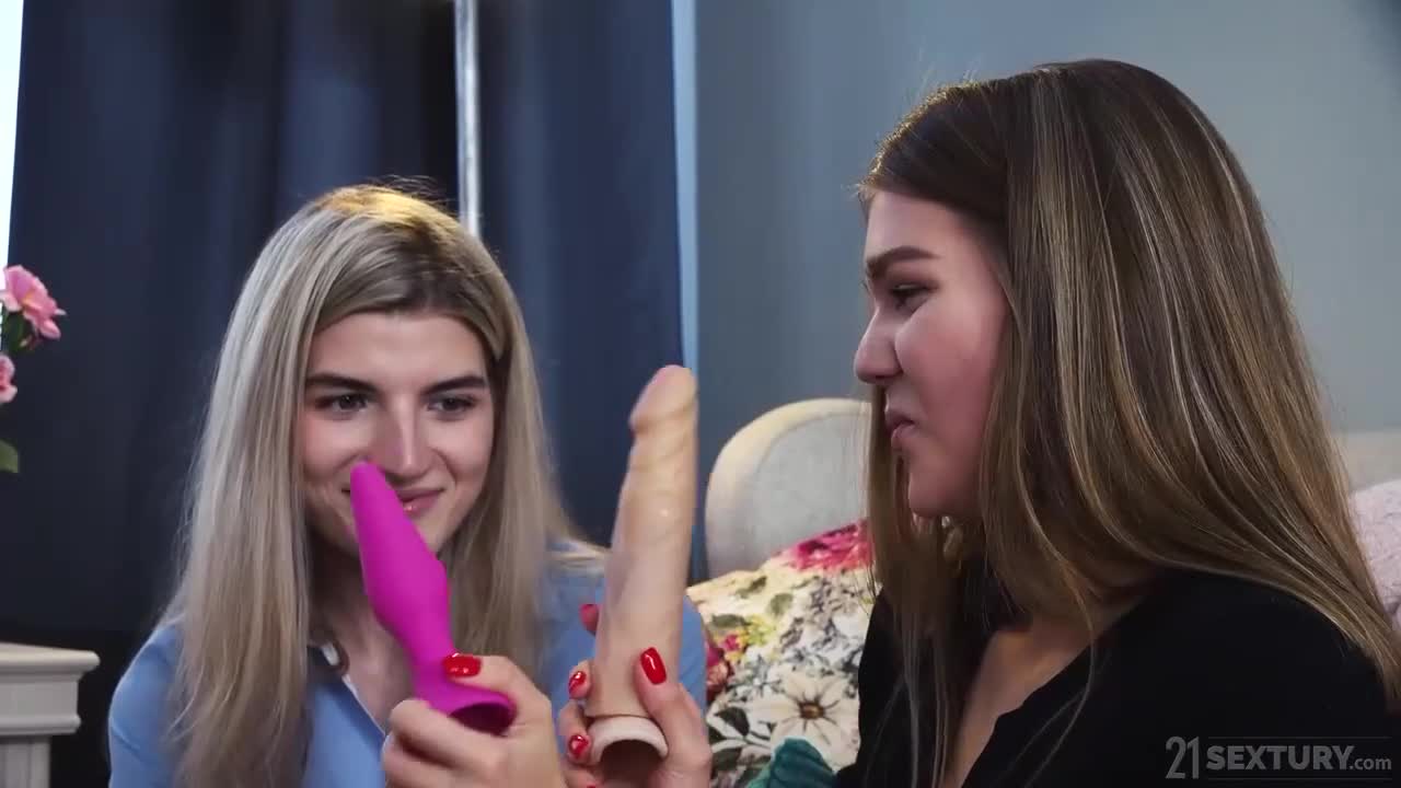 Anal lovers Amanda Clarke and Monroe Fox enjoy their big dildos