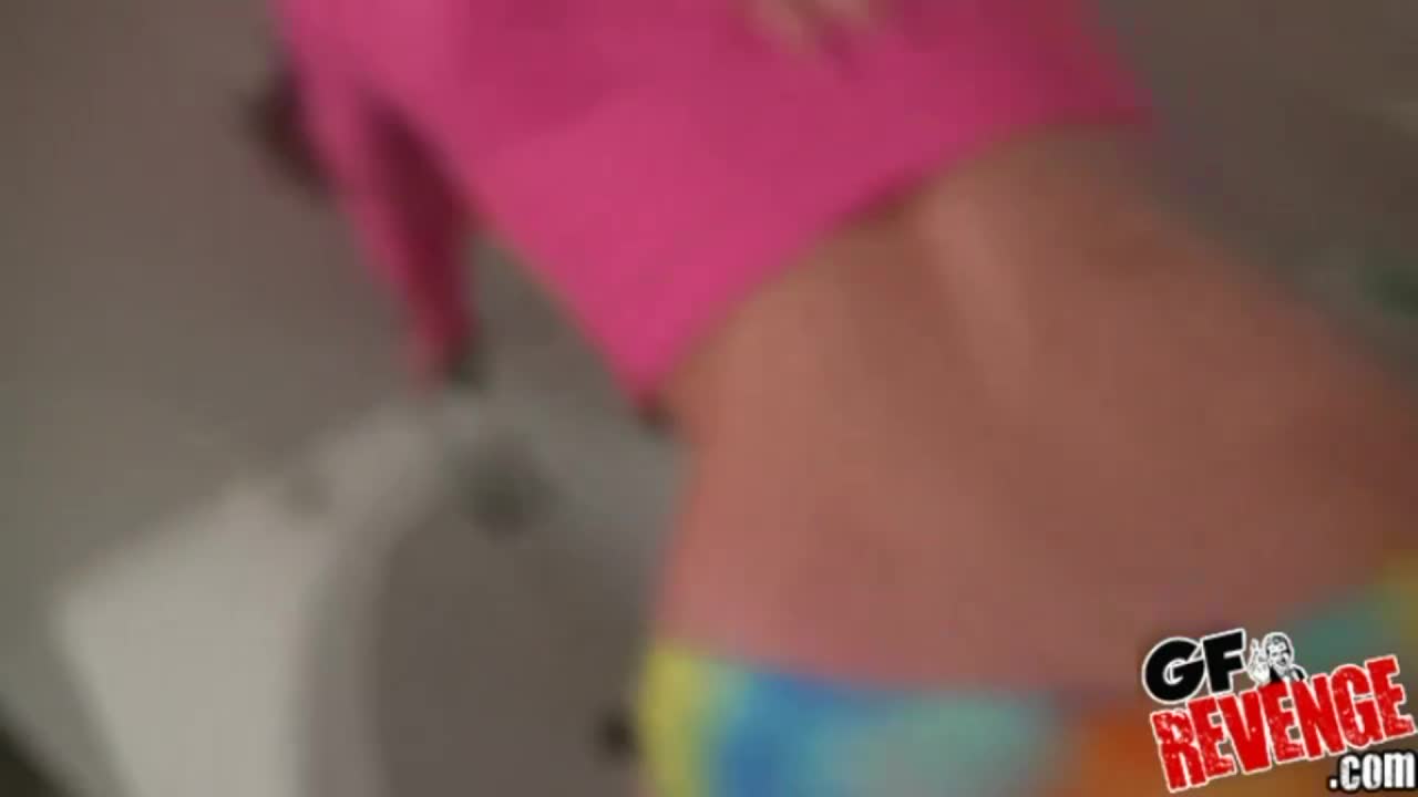 Bubble butt beauty Kirsten Lee fucks her boyfriend in the bathroom