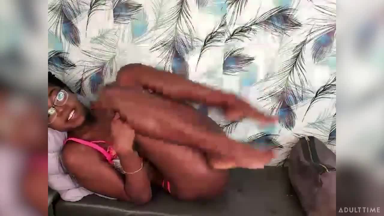 An excellent ebony chick Amari Anne opens her hungry crack