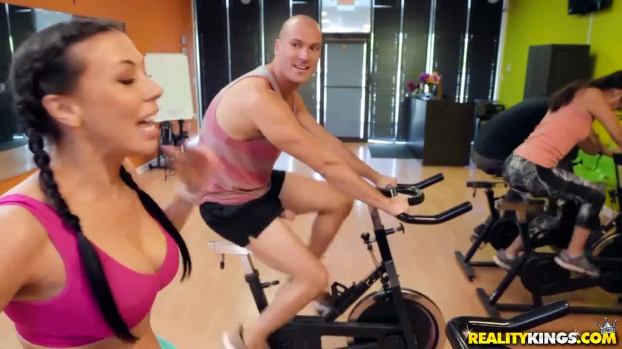 Crazy sex in the gym with a big-bottomed model Rachell Starr - ePornTube