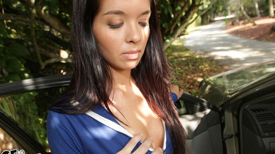 Latina cutie Averi Brooks knows how to give a nice outdoor blowjob